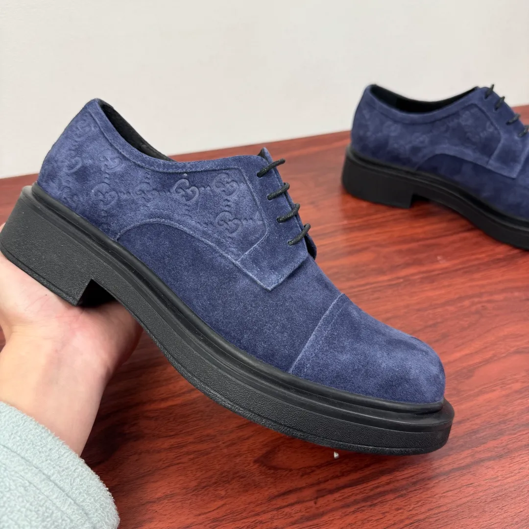 Batch 800 Gucci/Gucci new men's lace-up shoes with GG details, suede leather derby shoes! Rooted in the brand's heritage, these men's lace-up shoes are crafted from suede calfskin and embellished with GG-print embossed suede details in homage to Gucci's iconic monogram. The rubber sole decorated with GG pattern adds a touch of modern fashion to this design. Typical three-joint style design. European and American classic version, full calfskin lining. The overall upper texture is soft and the lining is comfortable and breathable. 2CM thickened soft rubber sole, easy to control. Versatile and stylish upper foot, multiple colors available to meet different matching needs, complete package! Size: 39-40-41-42-43-44 leather shoe size (can be customized to 38.45) Item number: 7826Z suede blue